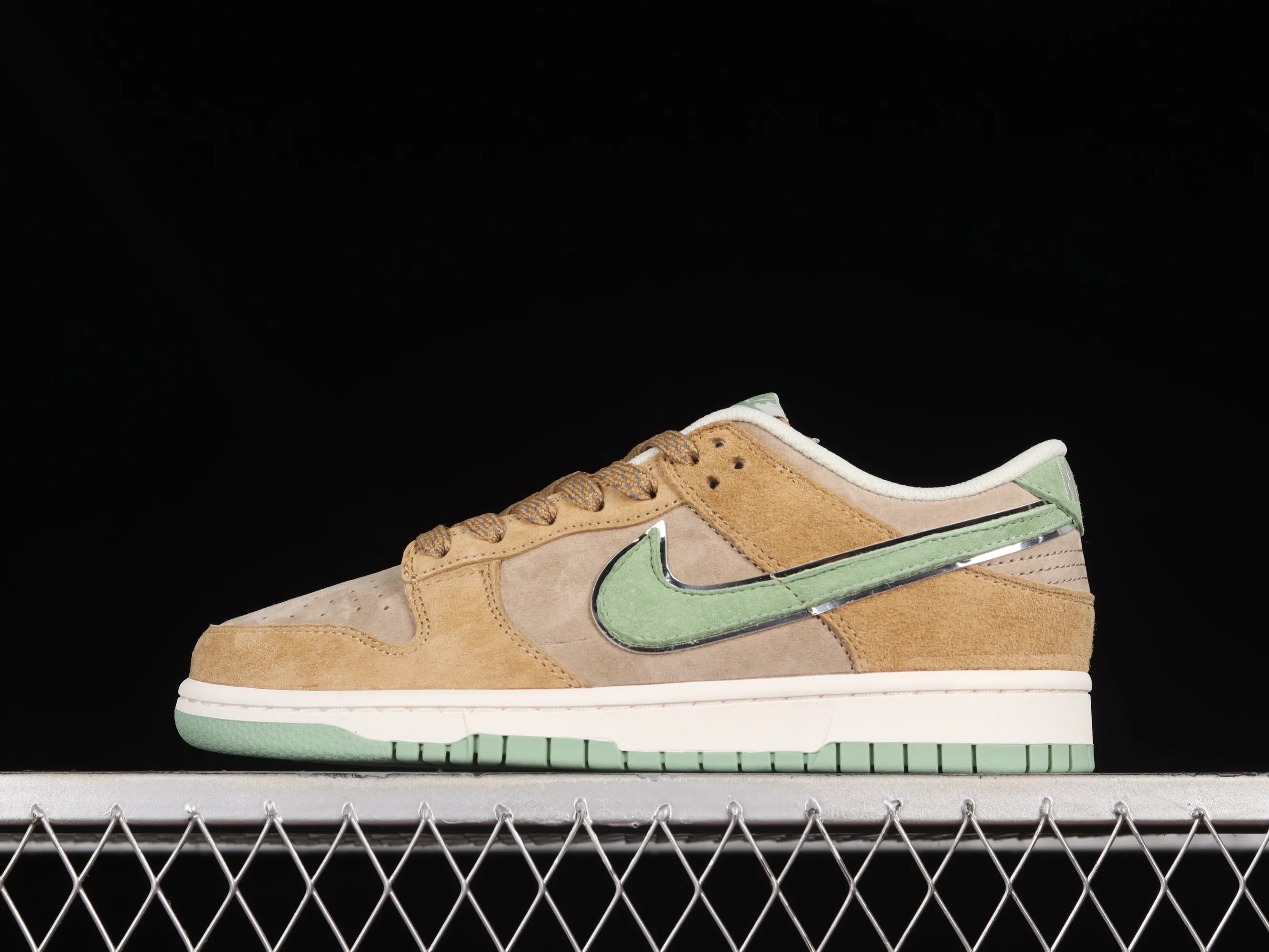 All Categories Nk SB Dunk Series Nk SB Dunk Low Low-top sneakers Otomo Katsuhiro x Nk SB Dunk Low "Steamboy OST" Creative customization collaboration Otomo Katsuhiro co-branded SB low-top sports casual sneakers ST1391-202
